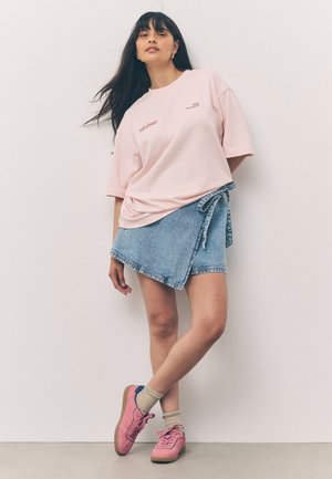 REGULAR FIT - OFFCIAL ASHMOLEAN MUSEUM LICENSE SHELL GRAPHIC PRINT LONGLINE CREW NECK - T-shirt con stampa - pink