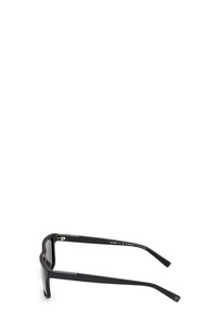 Occhiali da sole neri con montatura rettangolare e lenti scure. Presentano bracci neri resistenti. Design minimalista senza modelli o accenti visibili.