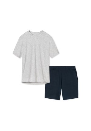 Lichtgrijs T-shirt met korte mouwen, gecombineerd met donkerblauwe elastische shorts, weergegeven op een witte achtergrond.