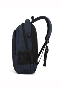 Zaino blu navy con un pannello in rete nera testurizzata, diversi scomparti con cerniera e una tasca laterale in rete per ulteriore spazio di stoccaggio.