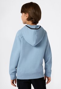 Felpa con cappuccio di colore azzurro chiaro, con texture gommata, polsini a costine e un accento nero a contrasto lungo il bordo del cappuccio. Design semplice.