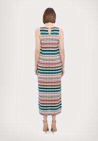Robe maxi avec des rayures horizontales multicolores dans différentes nuances, dotée d'un dos à découpe en trou de serrure et d'une bordure en dentelle au bas.