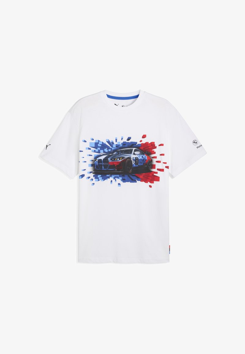 Camiseta blanca con un gráfico azul y rojo de un coche de carreras rodeado de bloques abstractos, con el logo de Puma en la manga.