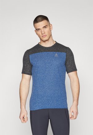 Blaues und schwarzes Sport-T-Shirt mit kurzen Ärmeln, strukturiertem Stoff, rundem Ausschnitt und einem Logo auf der linken Brustseite.