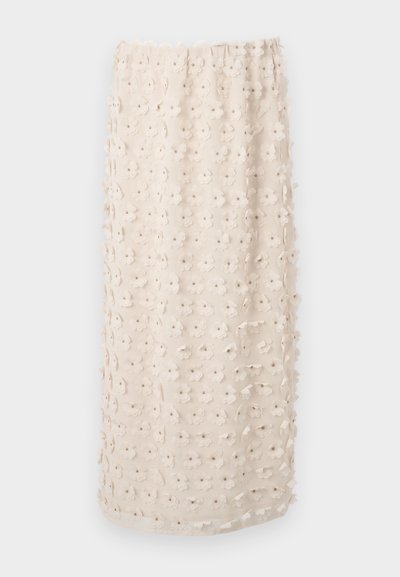 Jupe de couleur crème avec un motif d'appliqué floral texturé, présentant de délicates fleurs en relief réparties uniformément sur le tissu.