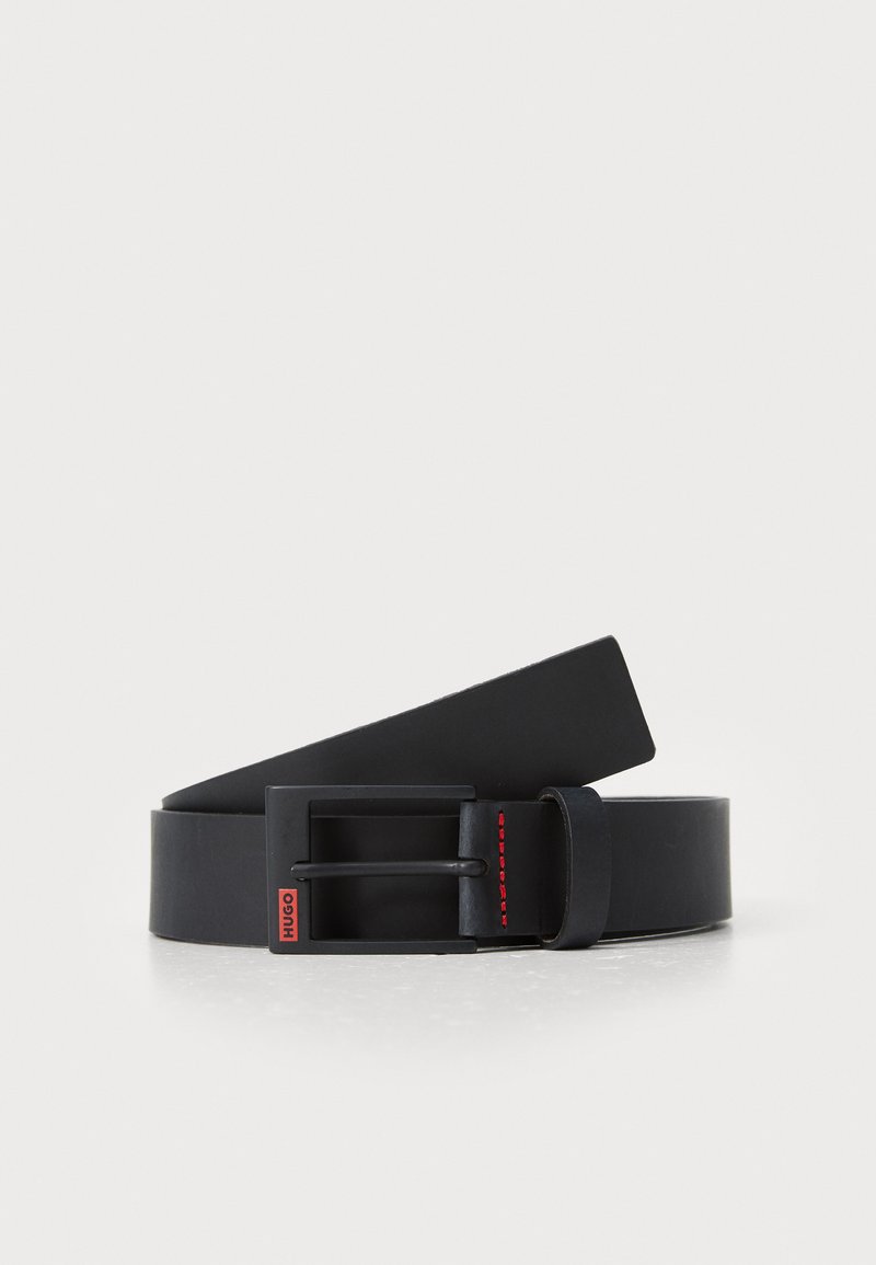 Curea din piele neagră cu un finisaj mat, având o cataramă rectangulară din metal negru, detalii cu cusătură roșie și o textură netedă.