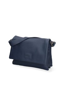 Borsa a tracolla in pelle blu navy con patta ripiegata, tracolla singola, texture liscia e sottile dettaglio del logo stampato.