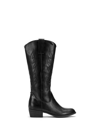 Czarny kowbojski but z skóry sięgający do połowy łydki, ozdobiony dekoracyjnym przeszyciem, z pętelką do ściągania i niskim, warstwowym obcasem, widoczny na zdjęciu z profilu.