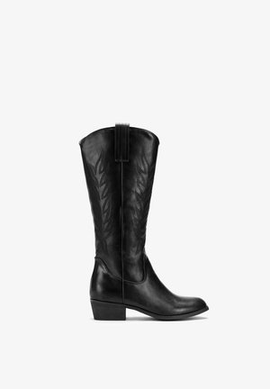 Czarny kowbojski but z skóry sięgający do połowy łydki, ozdobiony dekoracyjnym przeszyciem, z pętelką do ściągania i niskim, warstwowym obcasem, widoczny na zdjęciu z profilu.