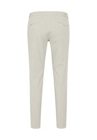 Lichtbeige broek met een slim fit, voorzien van twee achterzakken en een gladde textuur. Geschikt voor casual of semi-formele kleding.