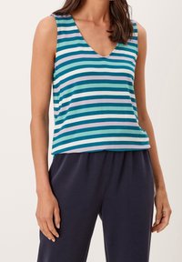 Haut sans manches avec des rayures horizontales turquoise, blanches et lavande. Design à col en V, tissu lisse et coupe décontractée. Associé à un pantalon foncé.