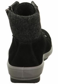 Černá semišová bota s šedým plstěným límcem a gumovou podrážkou. Má hladký povrch a jednoduchý design. Lehké provedení s výškou nad kotníky.