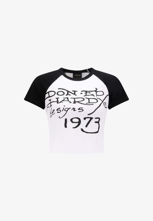 Kurzärmliges Crop-Top in Weiß und Schwarz, mit einem großen schwarzen Grafikdruck und geschwungener Schrift mit dem Jahr "1973." Aus Baumwollmischgewebe.