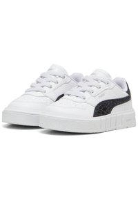 Weiße Sneaker mit strukturierten schwarzen Akzenten, rundem Zehenbereich, flacher Gummisohle und tonalen Schnürsenkeln. Verfügen über ein glattes Lederoberteil und ein Logodetail.