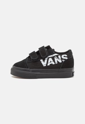 Czarny sneaker Vans dla malucha z dwoma paskami na rzep, białym logo Vans po boku, gumową podeszwą i teksturowanym czubkiem.