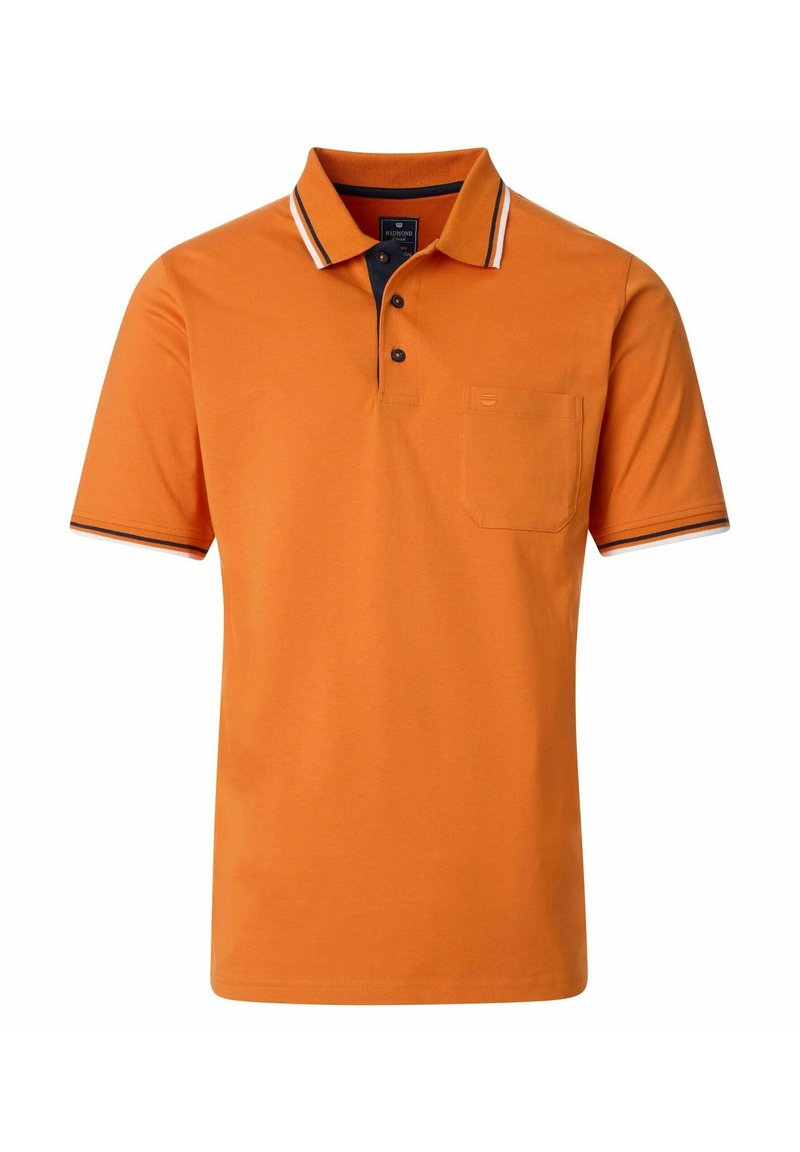 Pomarańczowa koszulka polo z krótkim rękawem, wykonana z bawełny, z plackiem na trzy guziki, granatowymi dodatkami i kieszonką na piersi. Poziome paski na kołnierzyku.