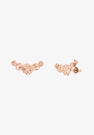 Clous d'oreilles en or rose avec des clusters de cinq disques ronds martelés et irréguliers disposés en taille croissante.