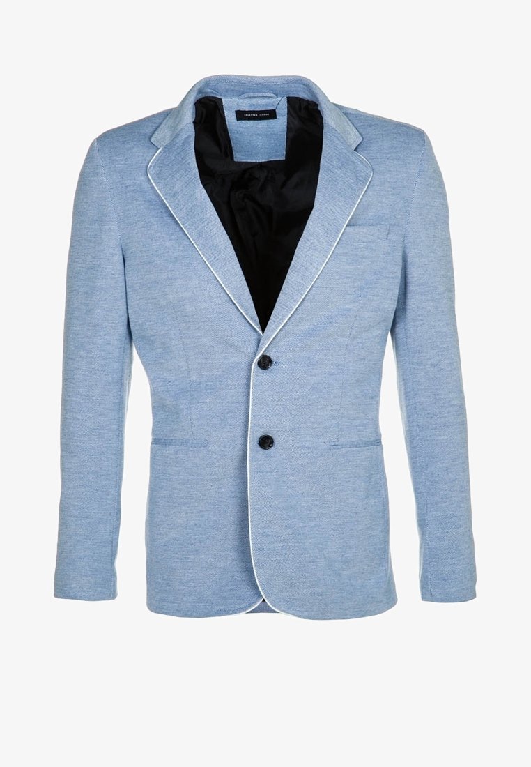 Světlomodrý blazer z texturované látky, s černou podšívkou, dvěma knoflíky a bílým lemováním podél límce a okrajů.