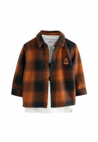 Oranje en zwarte geblokte flanellen shirt met knopen aan de voorkant, voorzien van een kleine pompoenborduursel en een witte binnenlaag. Zachte textuur.
