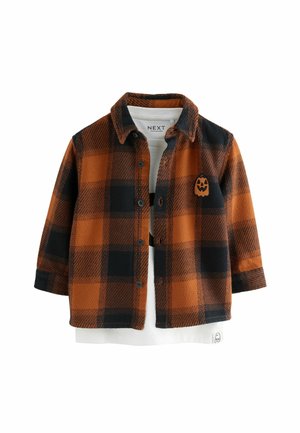 Chemise en flanelle à carreaux orange et noir avec un bouton sur le devant, ornée d'une petite broderie de citrouille et d'une couche intérieure blanche. Texture douce.