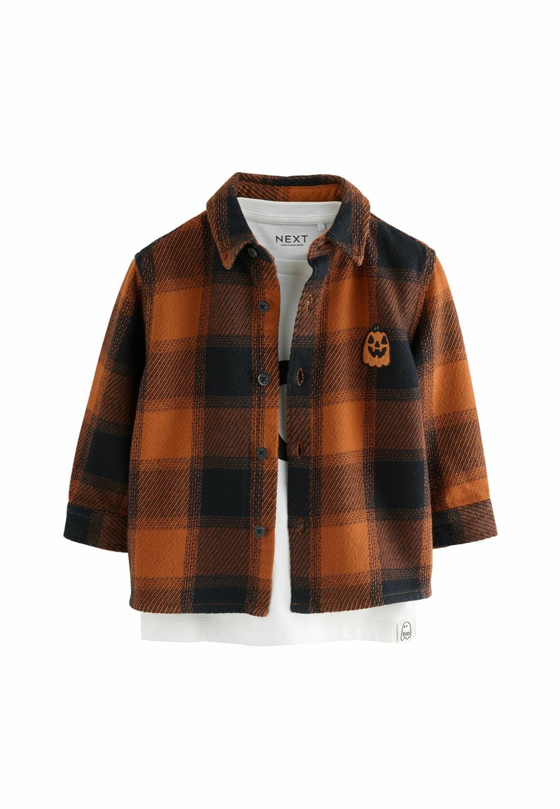 Oranje en zwarte geblokte flanellen shirt met knopen aan de voorkant, voorzien van een kleine pompoenborduursel en een witte binnenlaag. Zachte textuur.