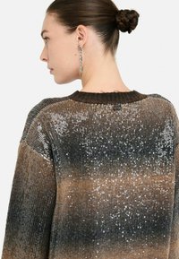 Maglione ombre marrone e nero con texture a coste, ricoperto di paillettes. Presenta un collo rotondo e un piccolo logo dettaglio nella parte posteriore.