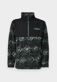 Zwarte fleece pullover met ritssluiting en geometrische patronen in groen, oranje en zwart. Voorzien van een hoge kraag en een geborduurd logo op de borst.