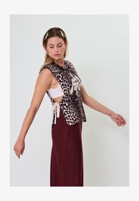 Nevybráno, leo cherrywood