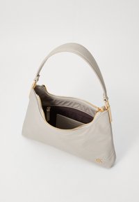 Geantă din nylon gri cu un design curbat, fermoar auriu și accente din metal. Interiorul este căptușit cu un material închis la culoare, având un suport pentru carduri.