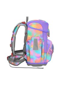 Sac à dos multicolore avec un tissu dégradé présentant des nuances de rose, bleu et violet. Comprend des bretelles grises et un support de dos en maille.