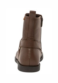 Braune Lederknöchelstiefel mit glatter Textur, runder Zehenpartie, seitlichem Reißverschluss und flacher Gummisohle. Detaillierte Nähte und subtile Akzente.