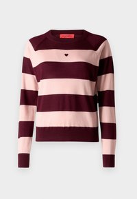 Pull rayé en mélange de laine bordeaux et rose poudré ; col rond, manches longues, poignets côtelés, avec un petit motif cœur sur la poitrine.