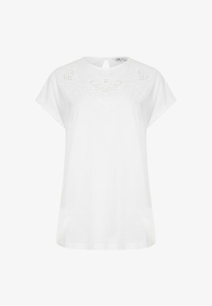 Witte blouse met korte mouwen en ronde halslijn, met fijne bloemenborduursels bij de kraag en een klein sleutelgat met knoopsluiting aan de achterkant.