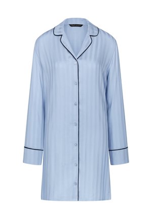 Lichtblauw gestreepte pyjamashirt met een knoopsluiting aan de voorkant, met een notch-kraag en zwarte bies langs de kraag en manchetten. Lange mouwen.