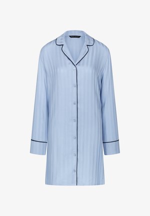 Jasnoniebieska koszula piżamowa w paski, z guzikami z przodu, z kołnierzykiem z wycięciem oraz czarnym obszyciem wzdłuż kołnierzyka i mankietów. Długie rękawy.