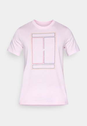 Rosa Baumwoll-T-Shirt mit einem quadratischen Grafikdesign, das in kontrastierenden, gesteppten Farben umrissen ist, und einem dezenten Nike-Logo in der Mitte.