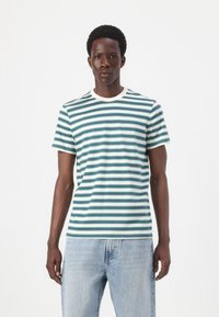 T-shirt rayé en blanc, vert et bleu marine, avec un col rond et des manches courtes, fabriqué à partir d'un tissu doux en mélange de coton.