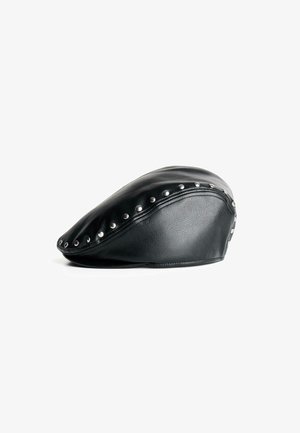Pălărie din piele neagră, cu formă rotundă, decorată cu cuie din metal argintiu pe margine. Textură netedă, cu un finisaj lucios.
