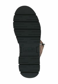 Fekete gumi cipőtalp, textúrált felülettel, mély bordázattal a tapadás érdekében. A logó a sarkon látható.