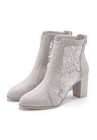 Graue Wildleder-Stiefeletten mit einem Schnürpaneel an den Seiten, spitz zulaufenden Zehen und einem Blockabsatz. Verfügt über einen Reißverschluss auf der Rückseite für ein einfaches An- und Ausziehen.