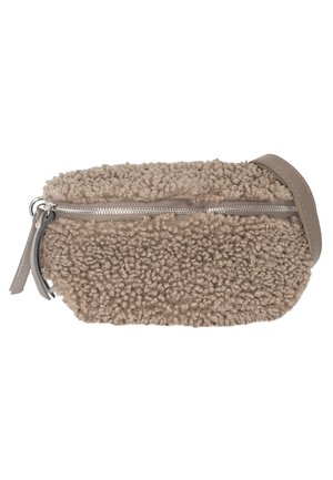 Sac marron texturé en matériau doux et moelleux, avec une fermeture éclair et une sangle en cuir gris. Forme ovale avec un design compact.