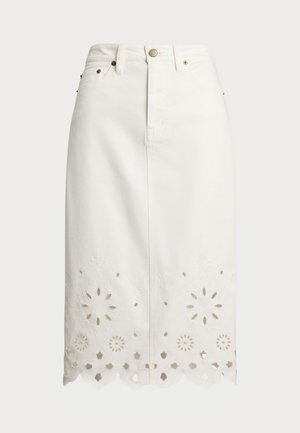 Valkoinen denimhuppari, jossa on istuva vyötärö, etupuolella nappikiinnitys ja koristeellista silmänlävistyskirjontaa helmassa, joka esittää kukkakuviota.