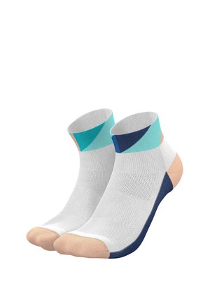 Paar Knöchelsocken mit weißer Basis, beigen Zehen und Fersen und geometrischen blauen und türkisfarbenen Mustern an den Bündchen.