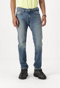 Tommy Jeans SCANTON  - Slim fit jeans - denim medium