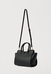 Čierna textúrovaná kožená kabelka s dvojitými uchami a nastaviteľným dlhým ramenným popruhom so zlatými kovovými časťami, stojaca na bielom pozadí.