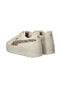 Sneakers beige con accenti in stampa leopardata testurizzata sui lati, materiale in pelle liscia e suola spessa. Logo dorato sul tallone.