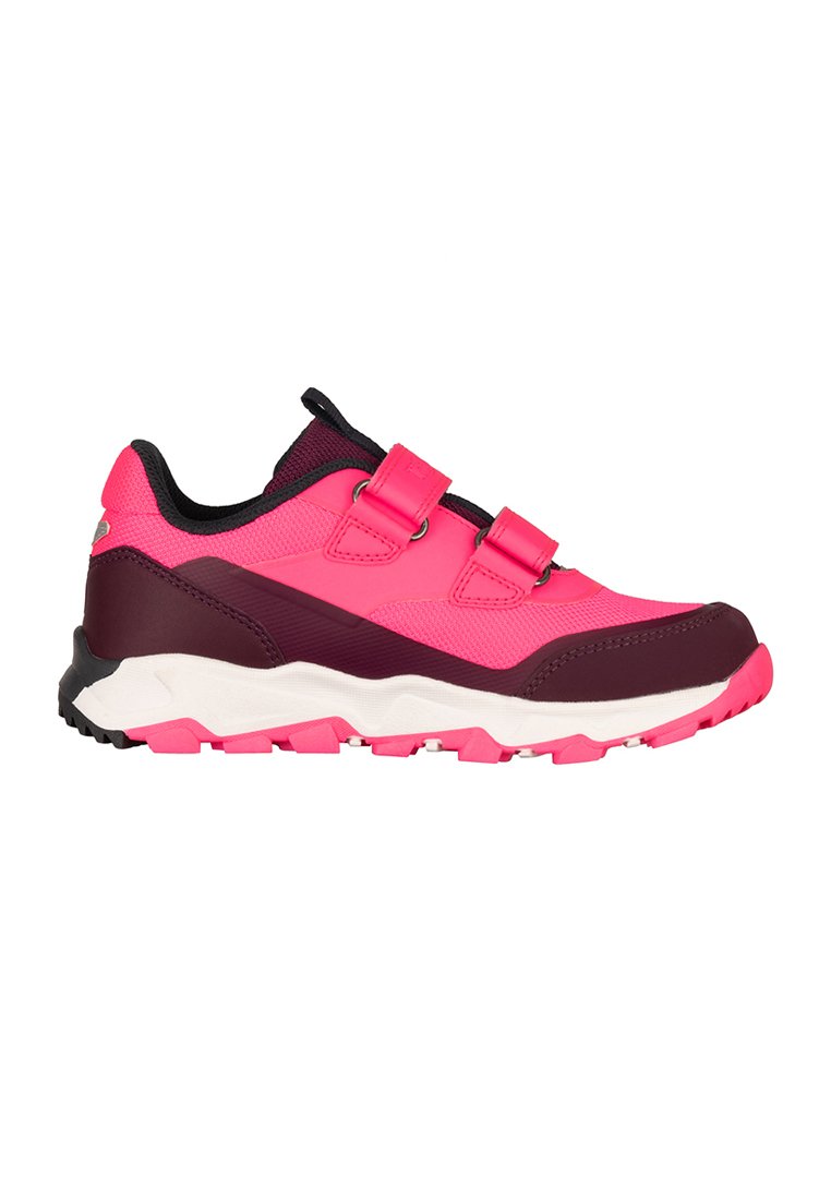 Helle pinke und dunkellila Sport Schuh mit doppelten Klettverschlüssen, strukturierten Sohlen und gepolstertem Kragen, im Seitenprofil auf weißem Hintergrund gezeigt.