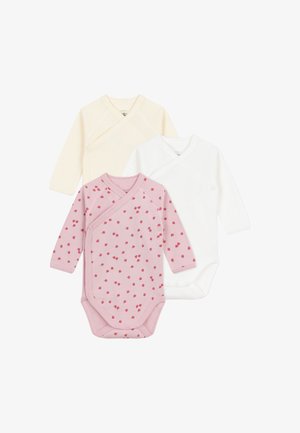 Drie lange mouw baby rompertjes: één in zachte crème met strepen, één in het wit en één roze met een kersenprint. Allemaal voorzien van drukknopen.