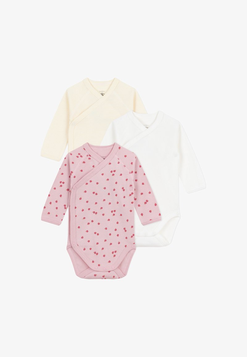 Três bodies de manga longa para bebés: um em creme suave com riscas, um em branco e um rosa com padrão de cerejas. Todos apresentam fechos de pressão.