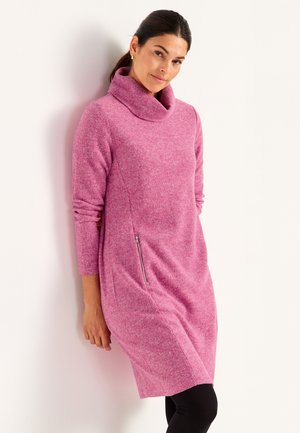 Roze gebreide trui jurk met een col, lange mouwen en een ritszak aan de zijkant, met een zachte, gestructureerde afwerking.
